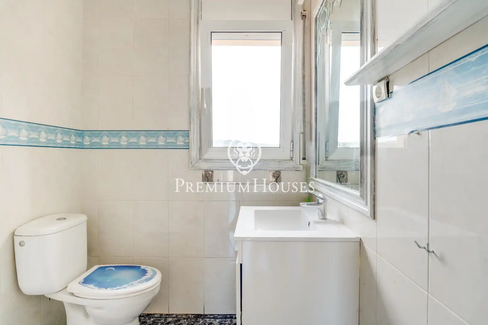 Baño de Casa o chalet en venta en Vilanova i la Geltrú con Aire acondicionado, Calefacción y Jardín privado