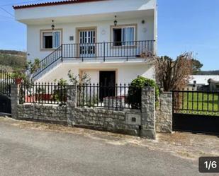 Vista exterior de Casa o xalet en venda en Ribeira amb Jardí privat, Traster i Moblat