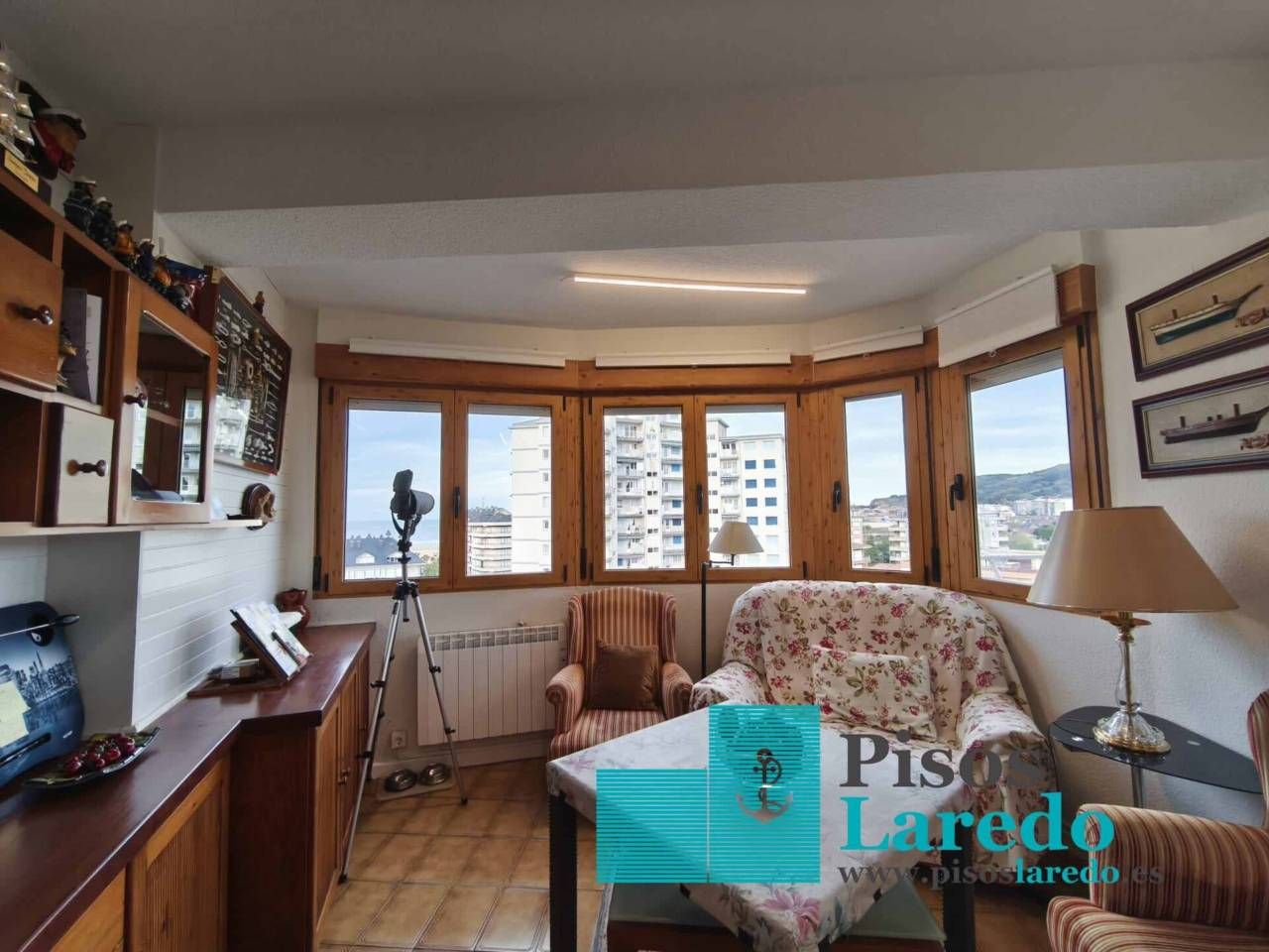 Sala de estar de Piso en venta en Laredo con Calefacción, Terraza y Trastero