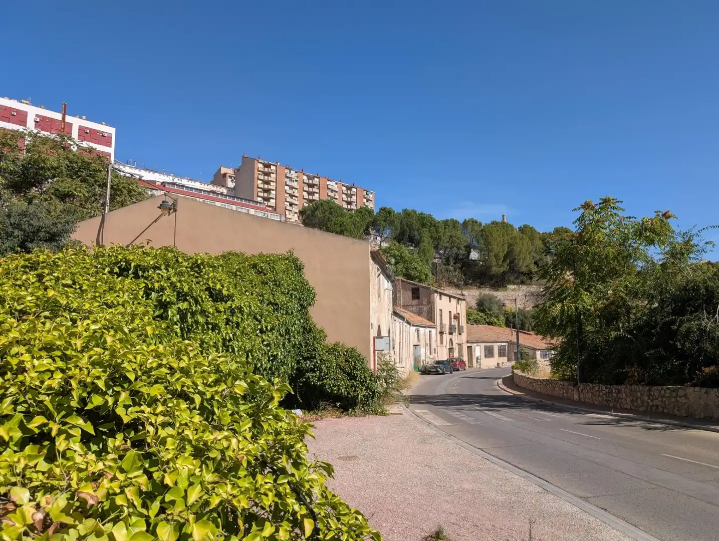 Außenansicht von Fabrikhallen zum Verkauf in Alcoy / Alcoi