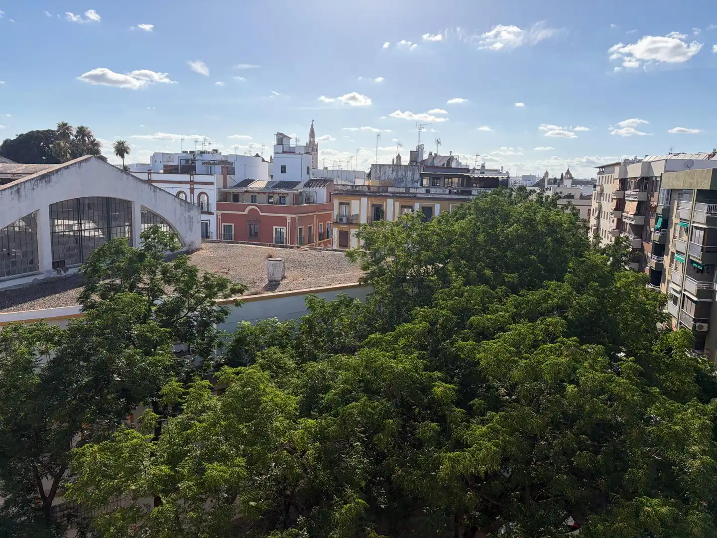 Vista exterior de Pis de lloguer en Sevilla amb Aire condicionat i Moblat