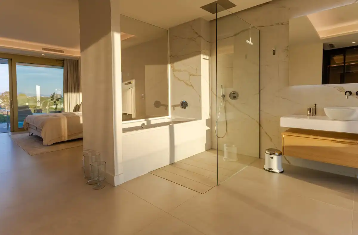 Badezimmer von Dachboden zum Verkauf in Marbella mit Klimaanlage, Terrasse und Abstellraum