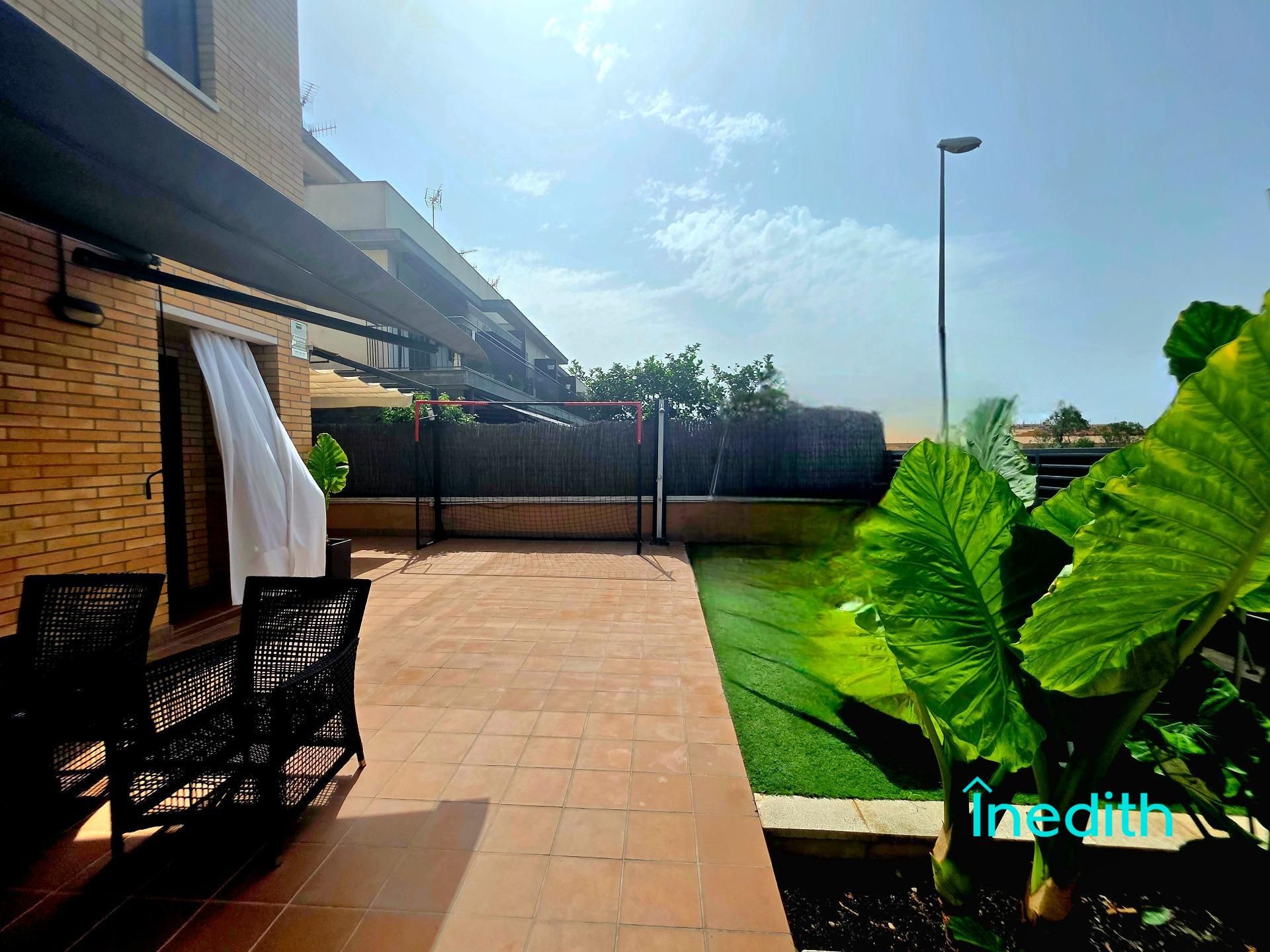 Terrassa de Casa adosada en venda en Cubelles amb Aire condicionat, Calefacció i Jardí privat