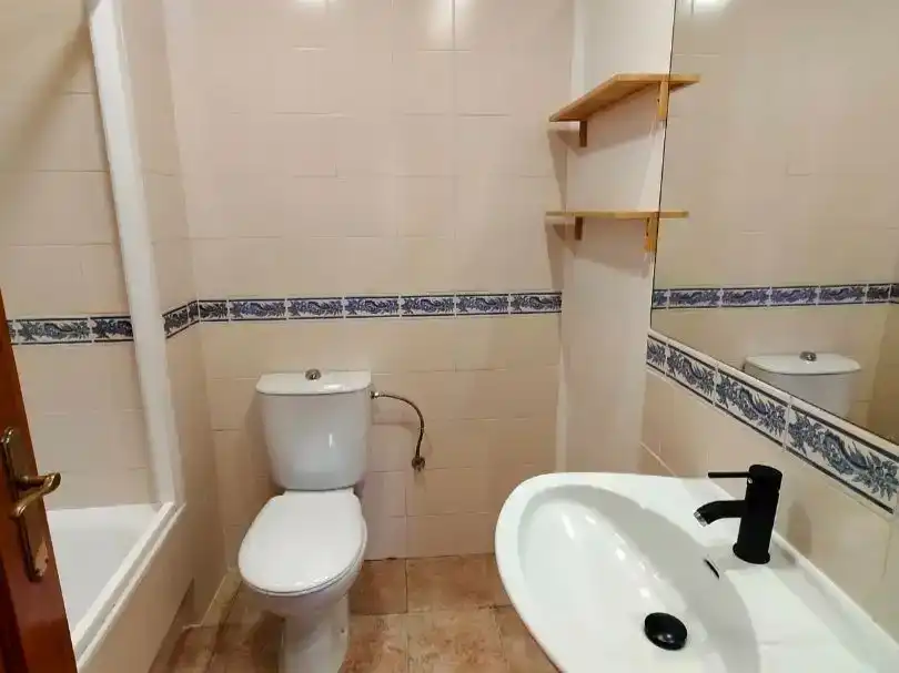 Badezimmer von Dachboden zum Verkauf in Almuñécar mit Klimaanlage, Abstellraum und Möbliert