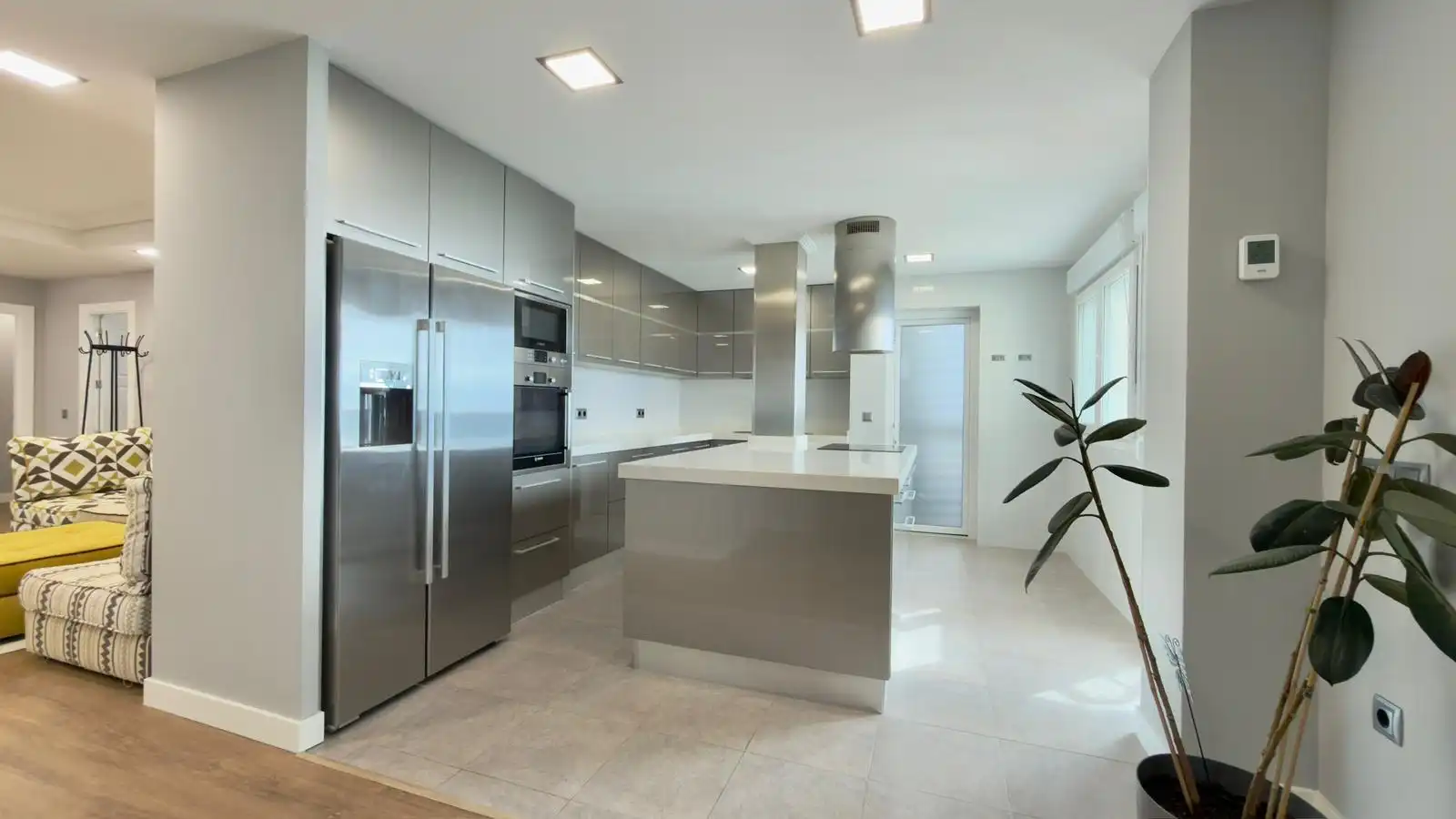 Küche von Dachboden zum Verkauf in Villajoyosa / La Vila Joiosa mit Klimaanlage, Privatgarten und Terrasse