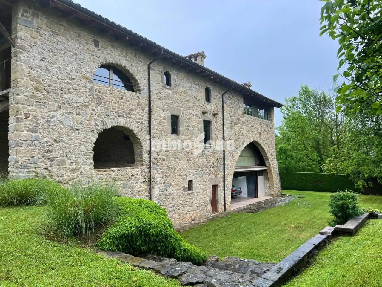 Vista exterior de Finca rústica en venda en La Vall d'en Bas amb Calefacció, Jardí privat i Alarma