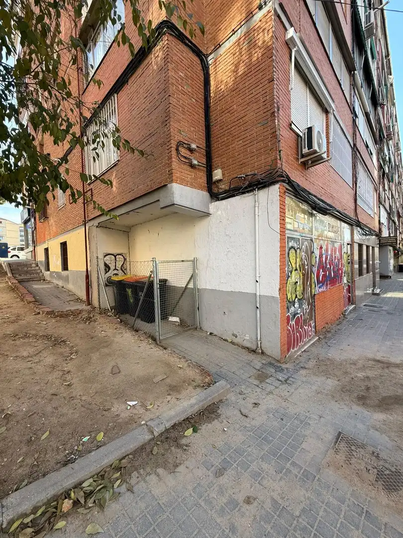 Vista exterior de Local en venta en Madrid