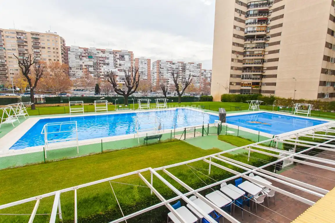 Piscina de Piso en venta en Madrid con Calefacción, Piscina y Piscina comunitaria