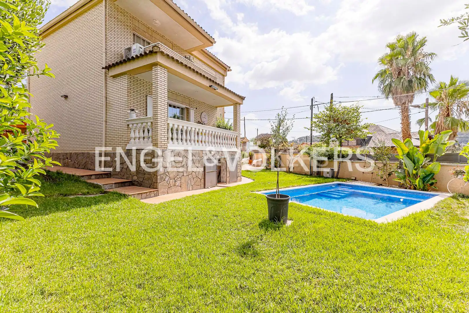Exterior view of Houses for sale in Sant Vicenç Dels Horts  with Heating, Storage room and Swimming Pool