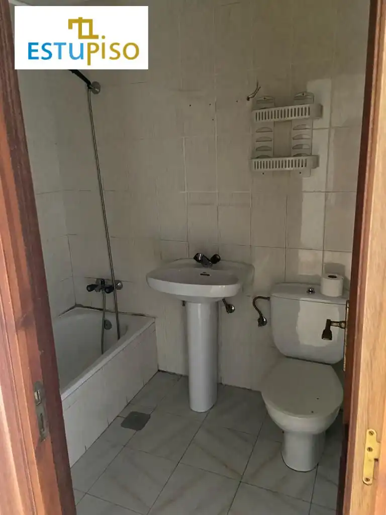 Badezimmer von Geschaftsraum zum Verkauf in Matallana de Torío mit Möbliert