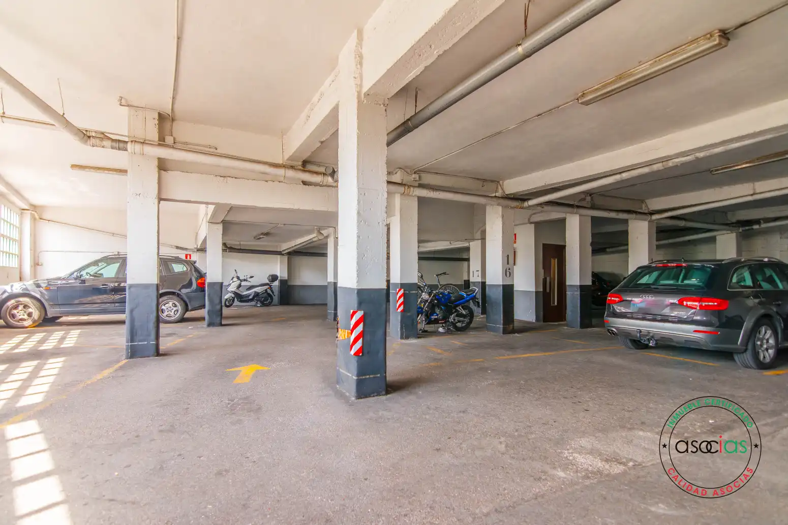 Aparcament de Pis en venda en Oviedo  amb Calefacció, Parquet i Moblat