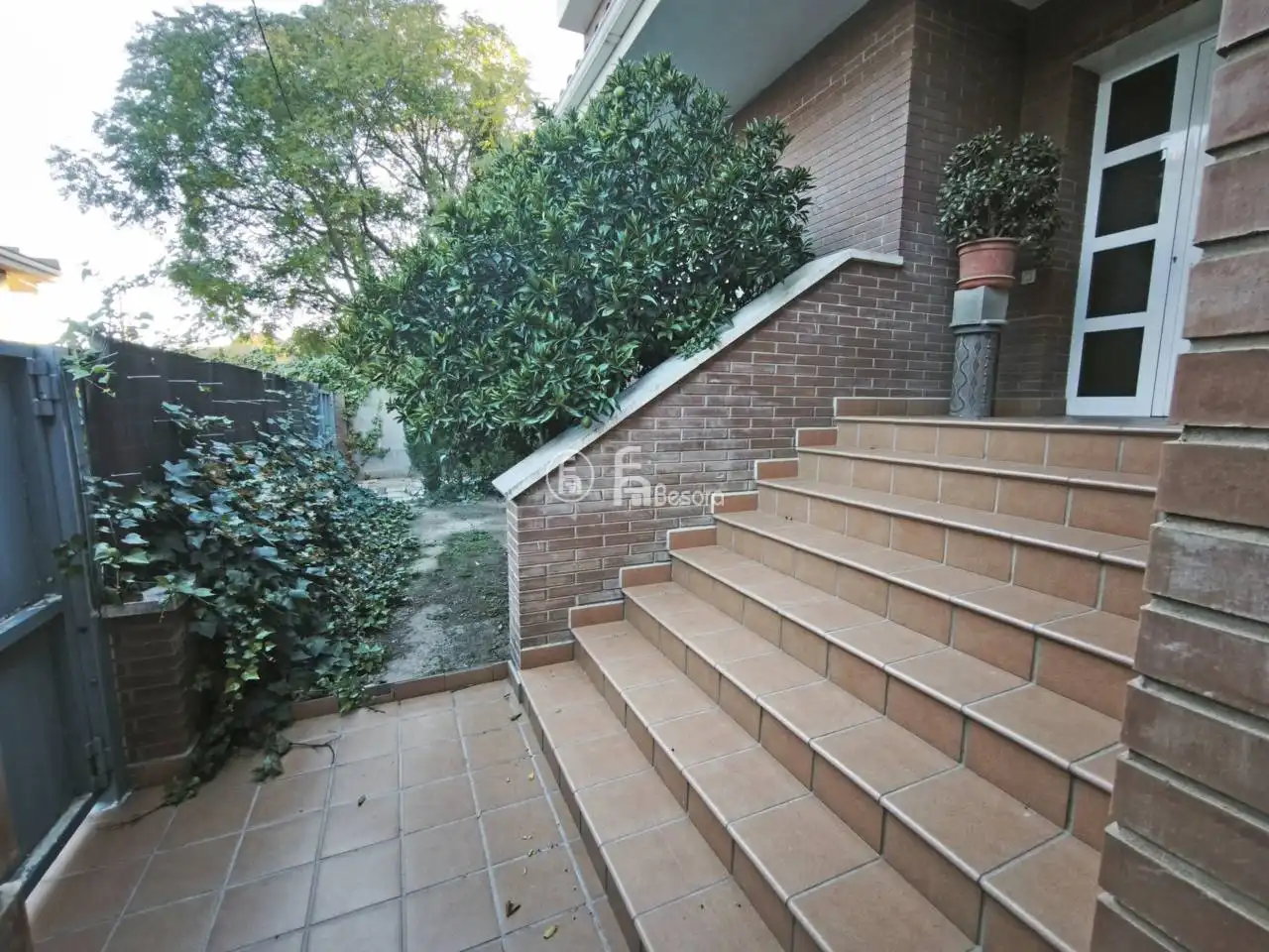 Casa aparellada amb jardí en venda a Avenida Lluís Companys, imagen 3