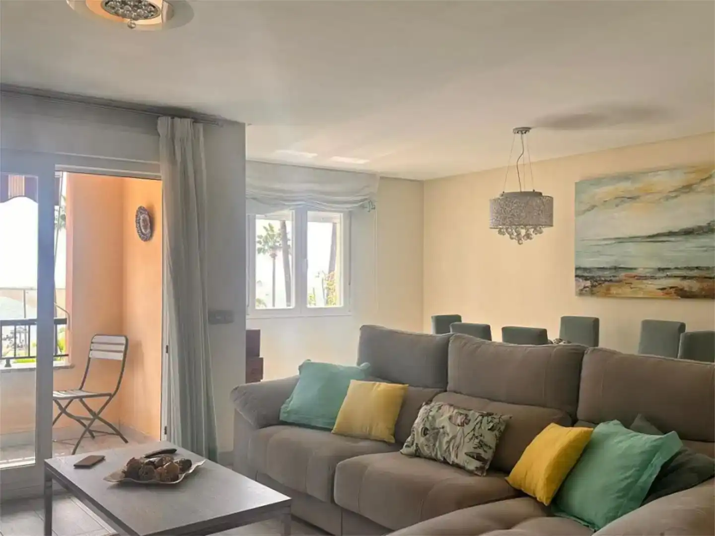 Sala d'estar de Pis en venda en Estepona amb Aire condicionat, Terrassa i Balcó