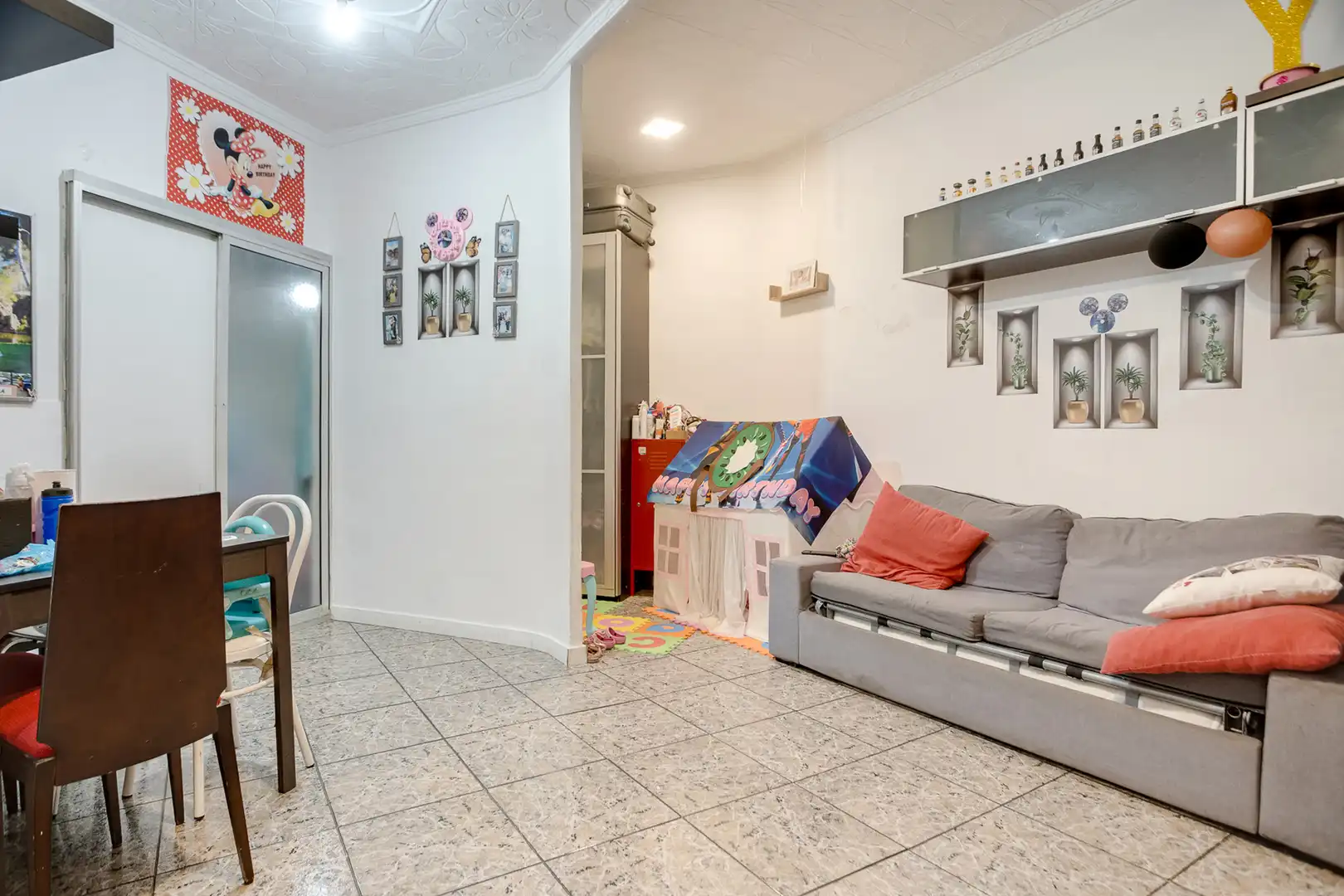 Sala d'estar de Local en venda en L'Hospitalet de Llobregat amb Moblat