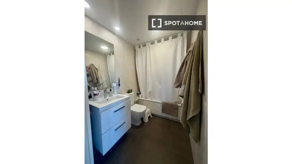 Bathroom of Flat for share in L'Hospitalet de Llobregat  with Air Conditioner, Terrace and Furnished