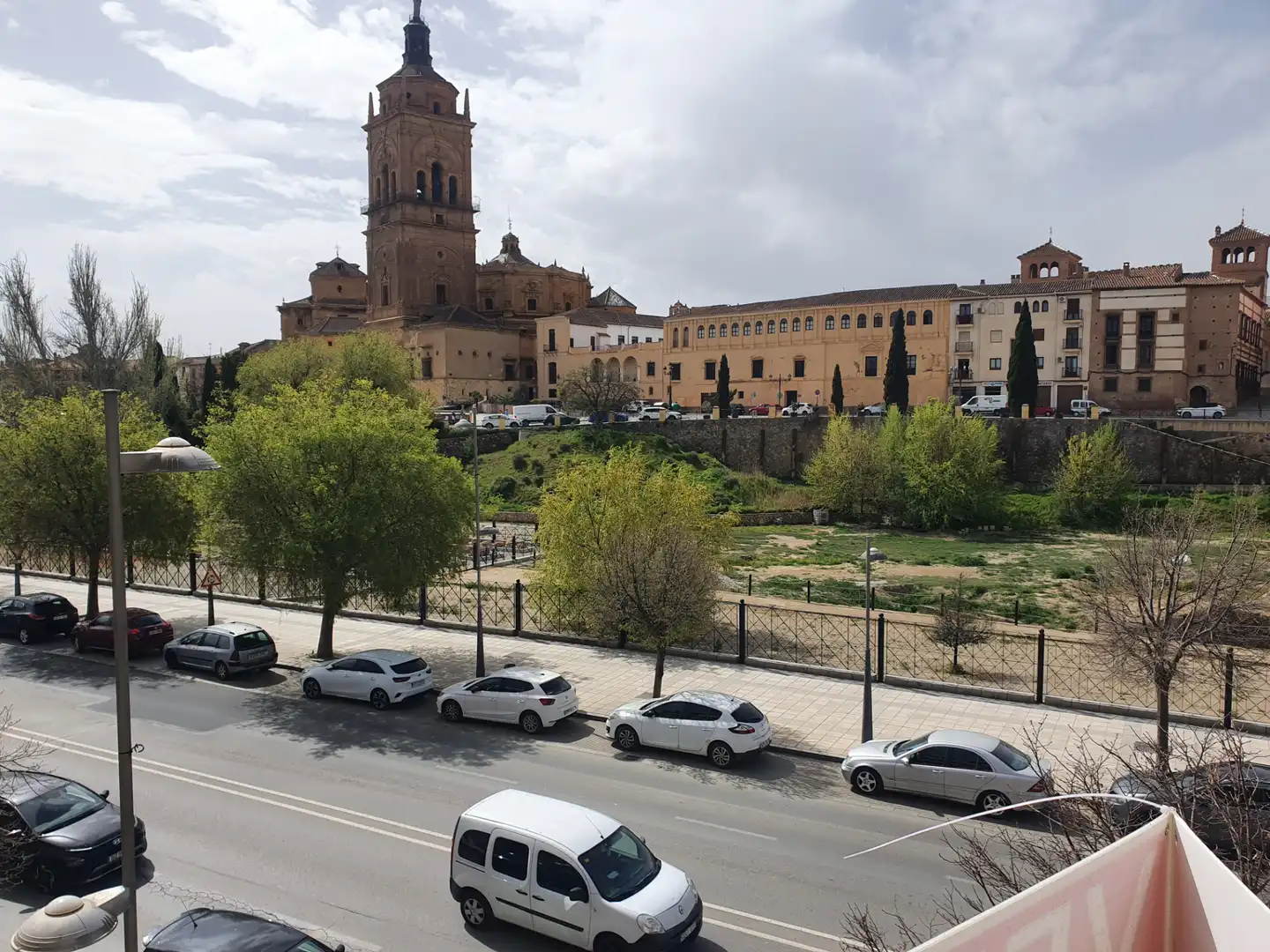 Vista exterior de Pis en venda en Guadix amb Balcó