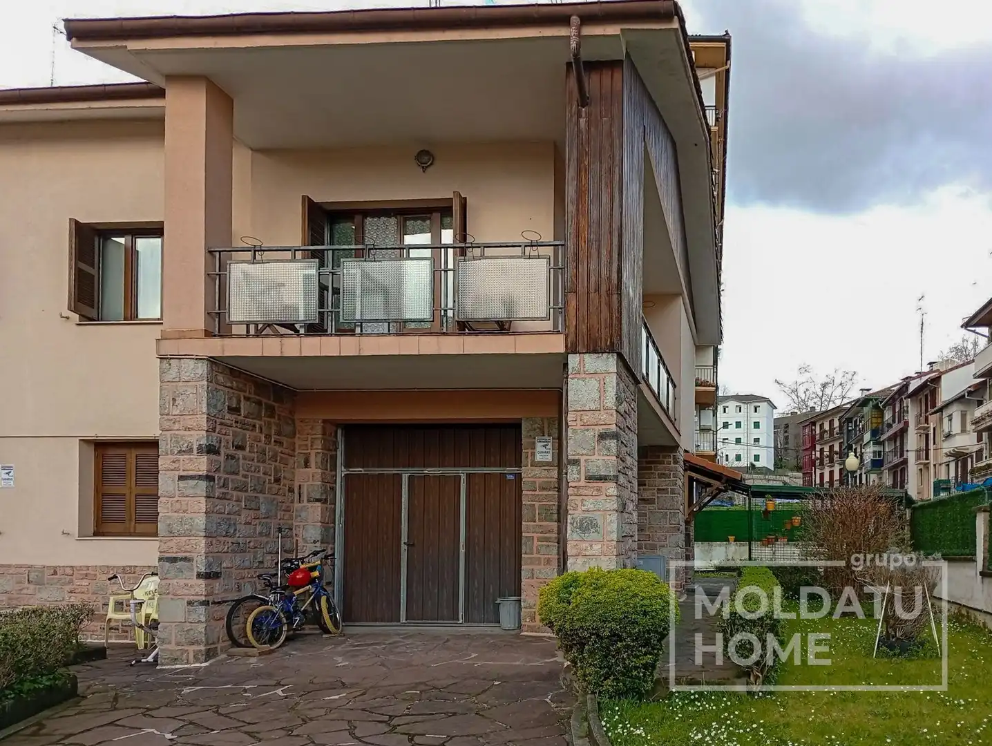 Vista exterior de Casa o xalet en venda en Irun  amb Calefacció, Jardí privat i Traster