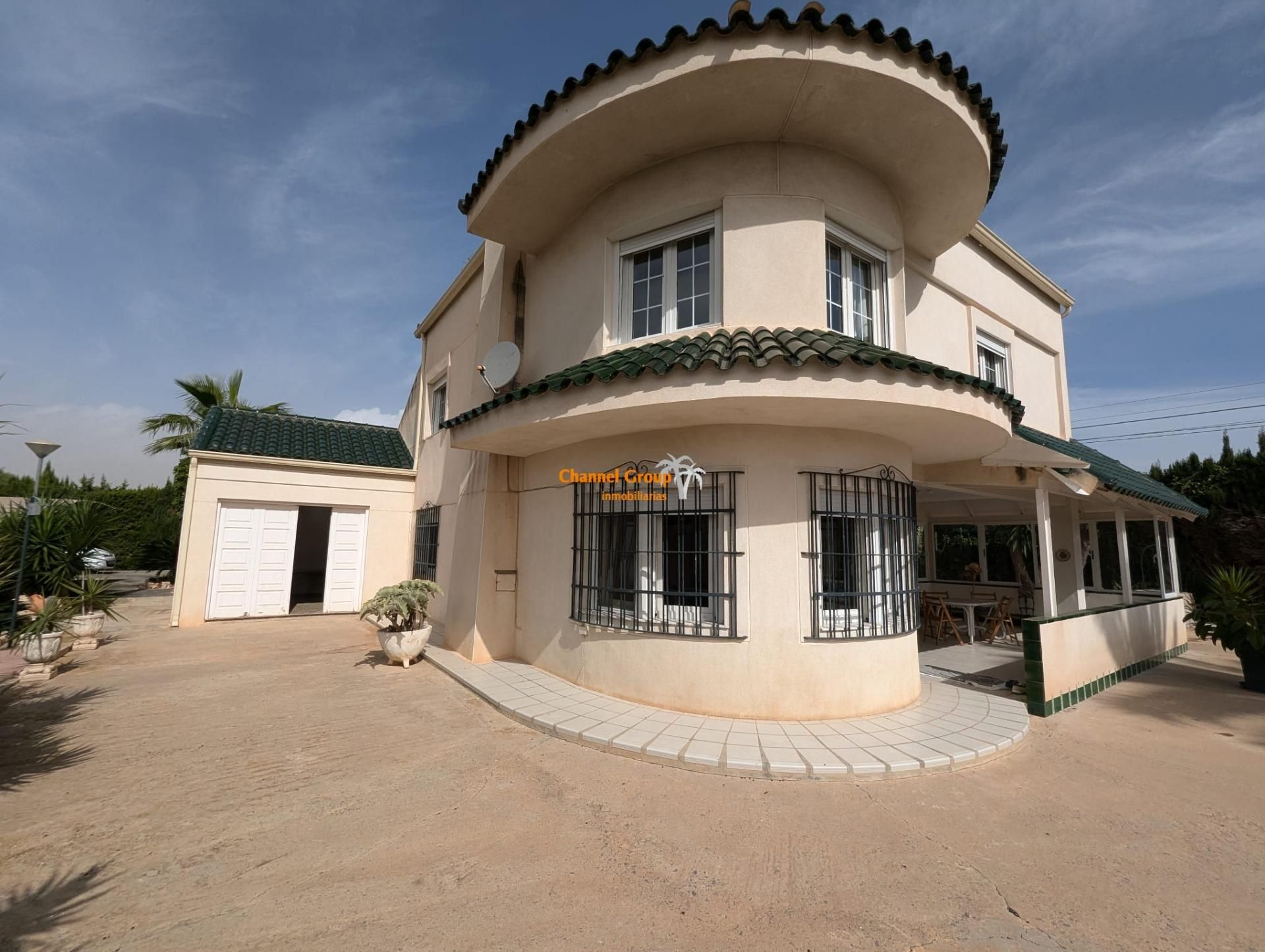 Vista exterior de Casa o xalet en venda en Elche / Elx amb Traster i Piscina