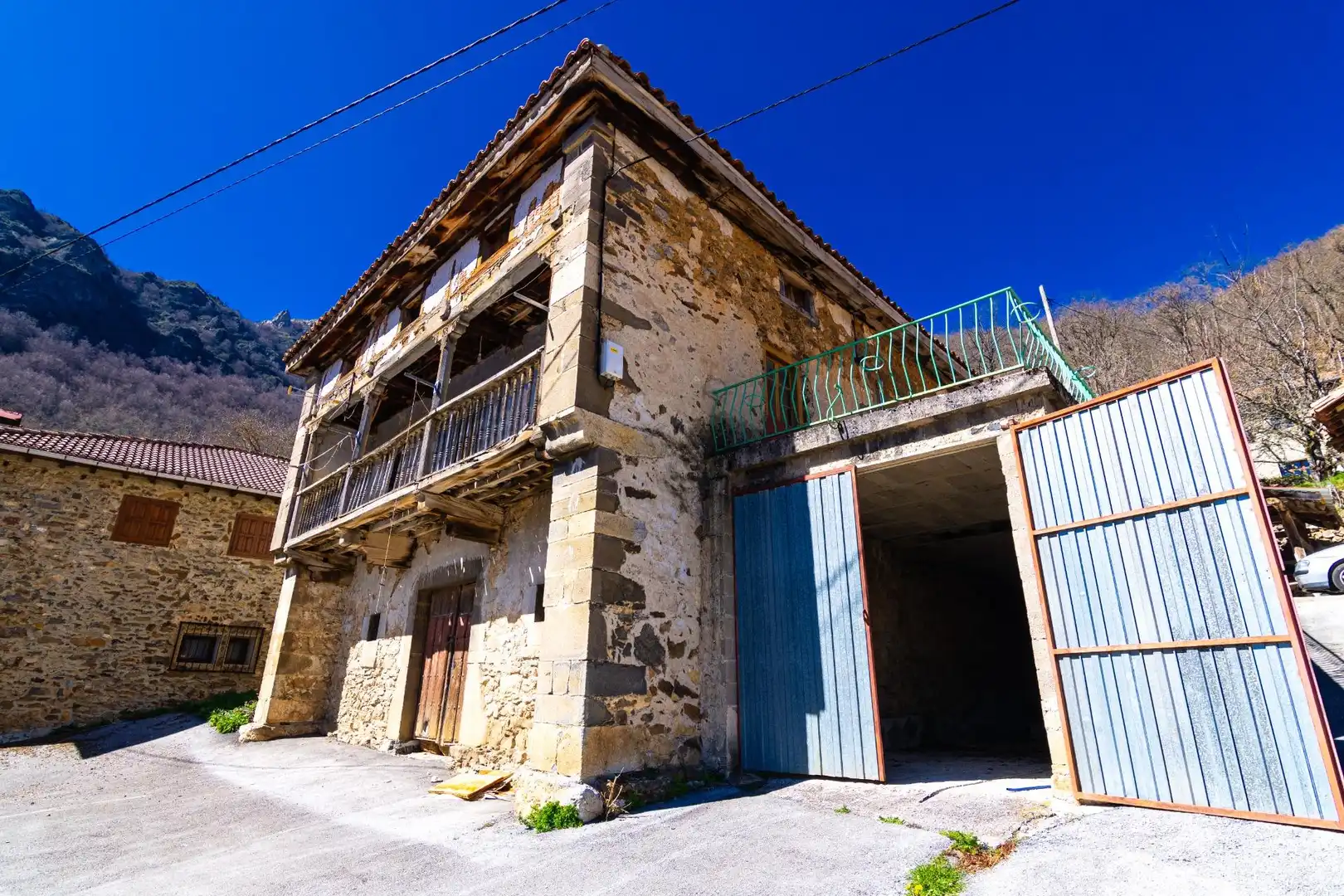 Exterior view of Houses for sale in Vega de Liébana  with Terrace