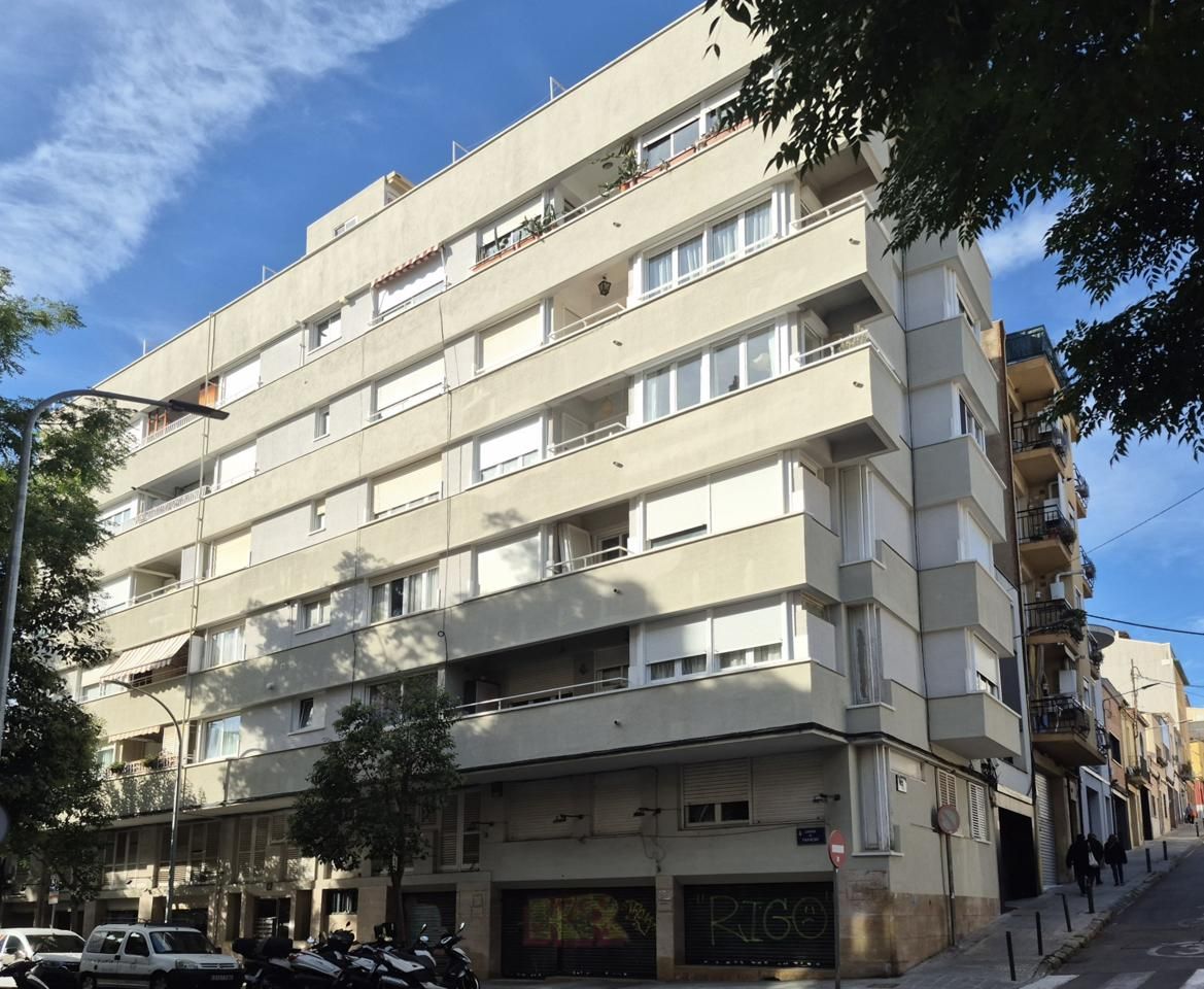 Exterior view of Flat for sale in Terrassa  with Air Conditioner, Terrace and Furnished