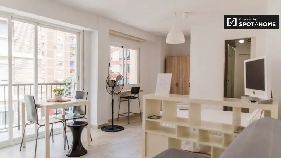 Flat with terrace to rent in Algirós