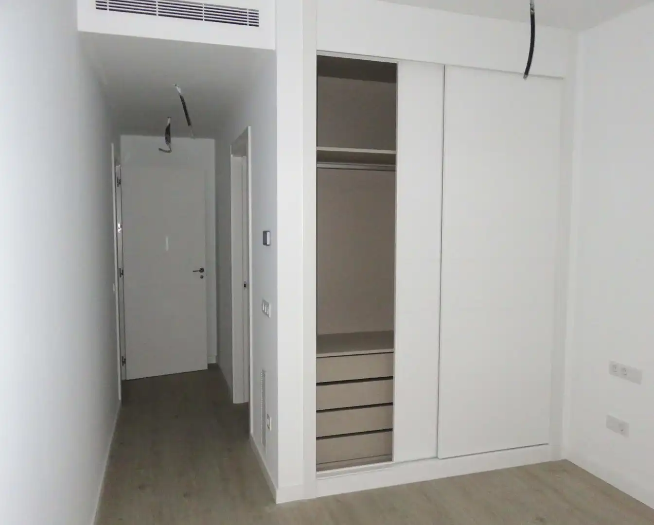 Schlafzimmer von Wohnungen zur Miete in Valencia mit Klimaanlage, Abstellraum und Balkon