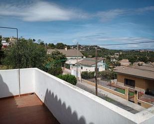 Vista exterior de Casa adosada en venda en Chiva amb Calefacció, Jardí privat i Terrassa