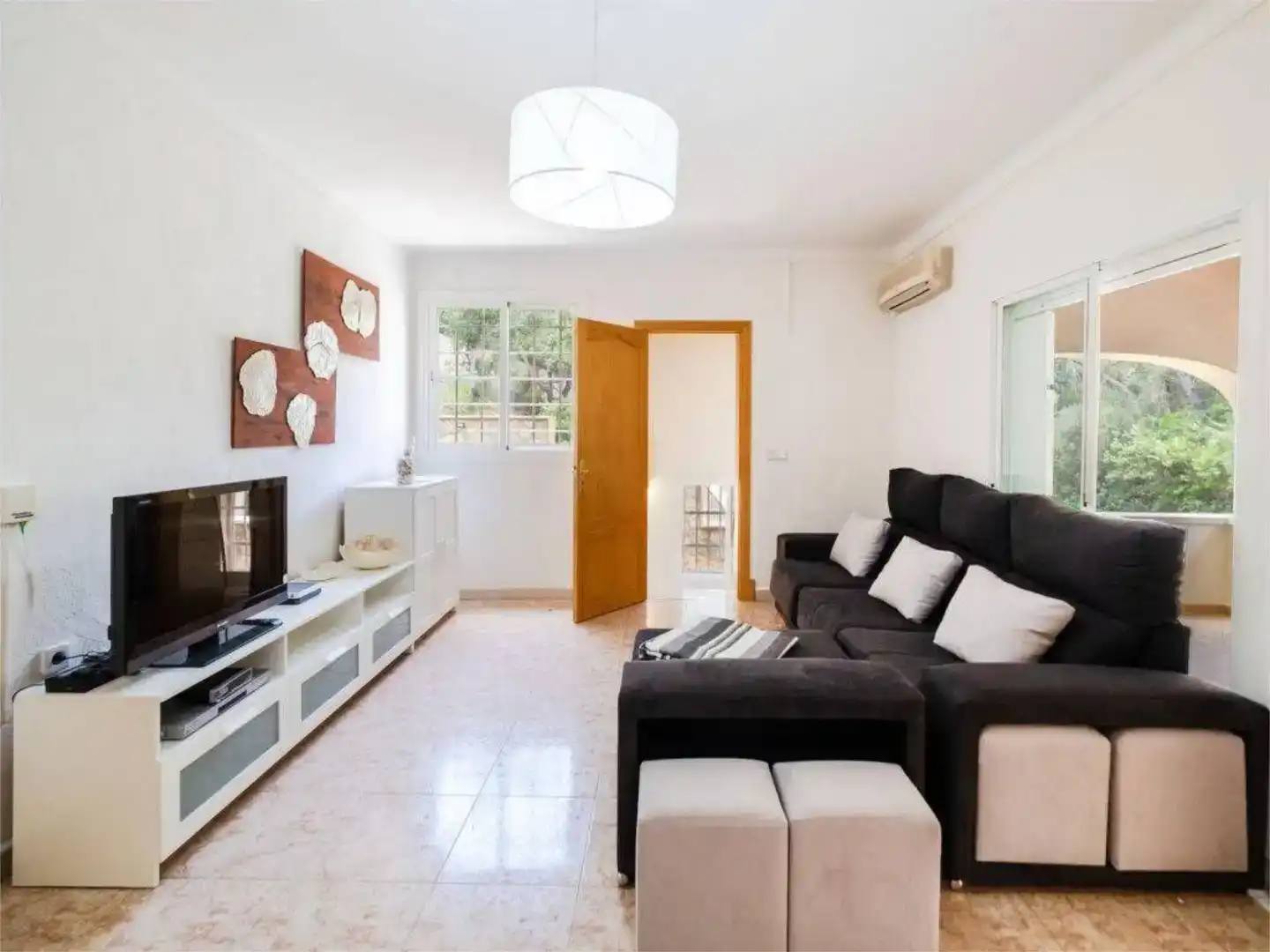 Sala d'estar de Casa adosada de lloguer en Santanyí amb Aire condicionat, Jardí privat i Moblat