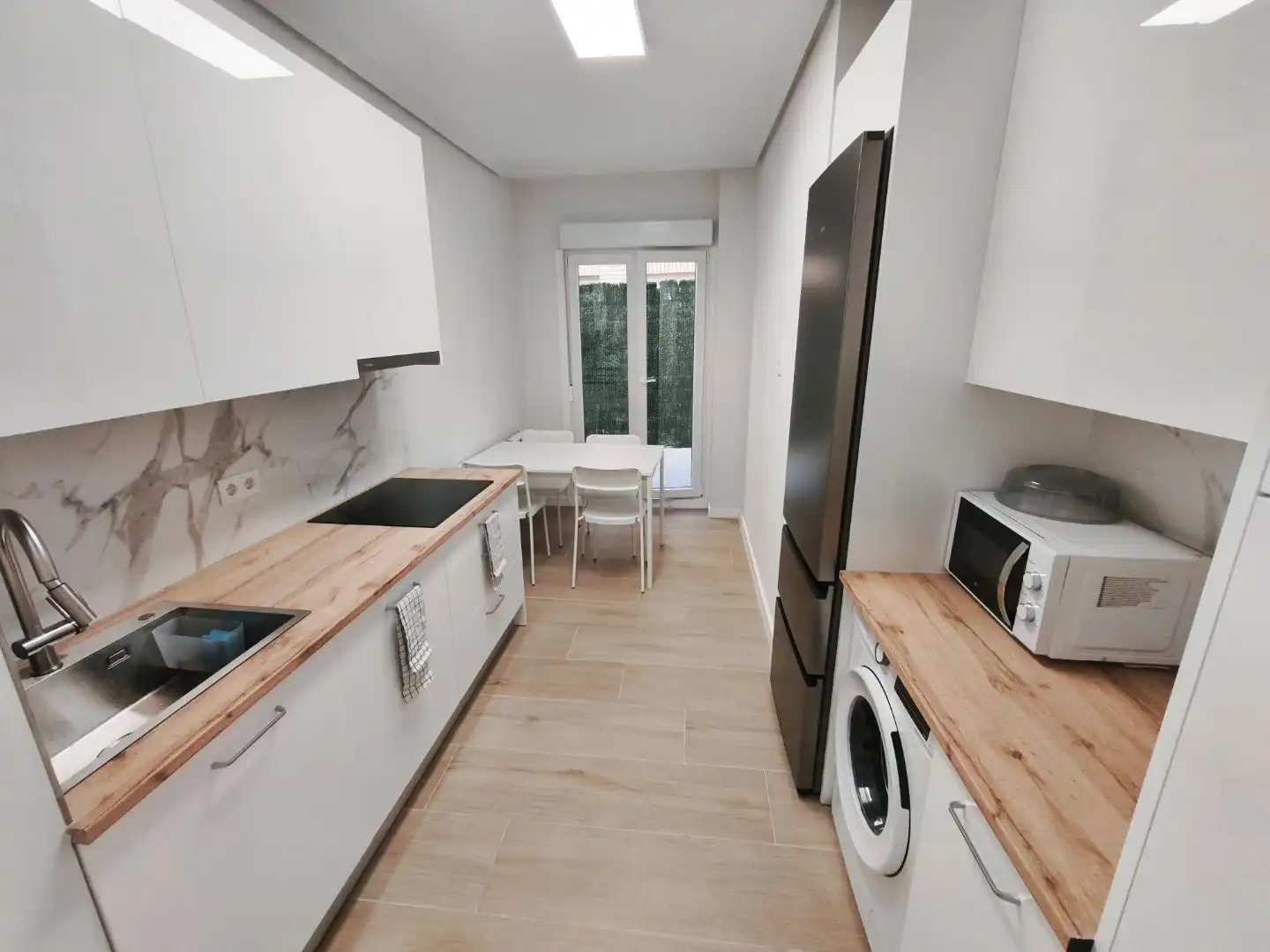 Kitchen of Flat for share in Oeste