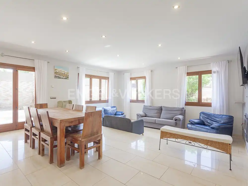 Sala d'estar de Casa o xalet en venda en Cubelles amb Aire condicionat, Calefacció i Jardí privat