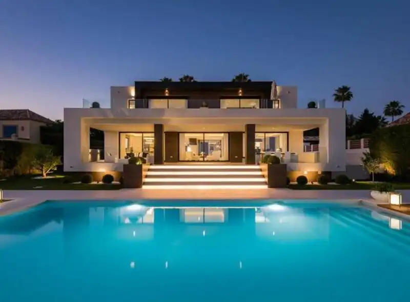 Vista exterior de Casa o xalet de lloguer en Marbella amb Aire condicionat, Calefacció i Jardí privat