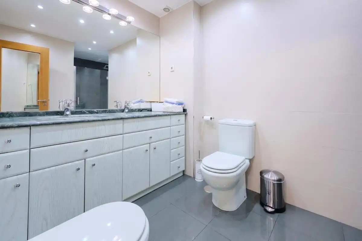 Badezimmer von Wohnung zum Verkauf in Madrid mit Klimaanlage, Heizung und Privatgarten
