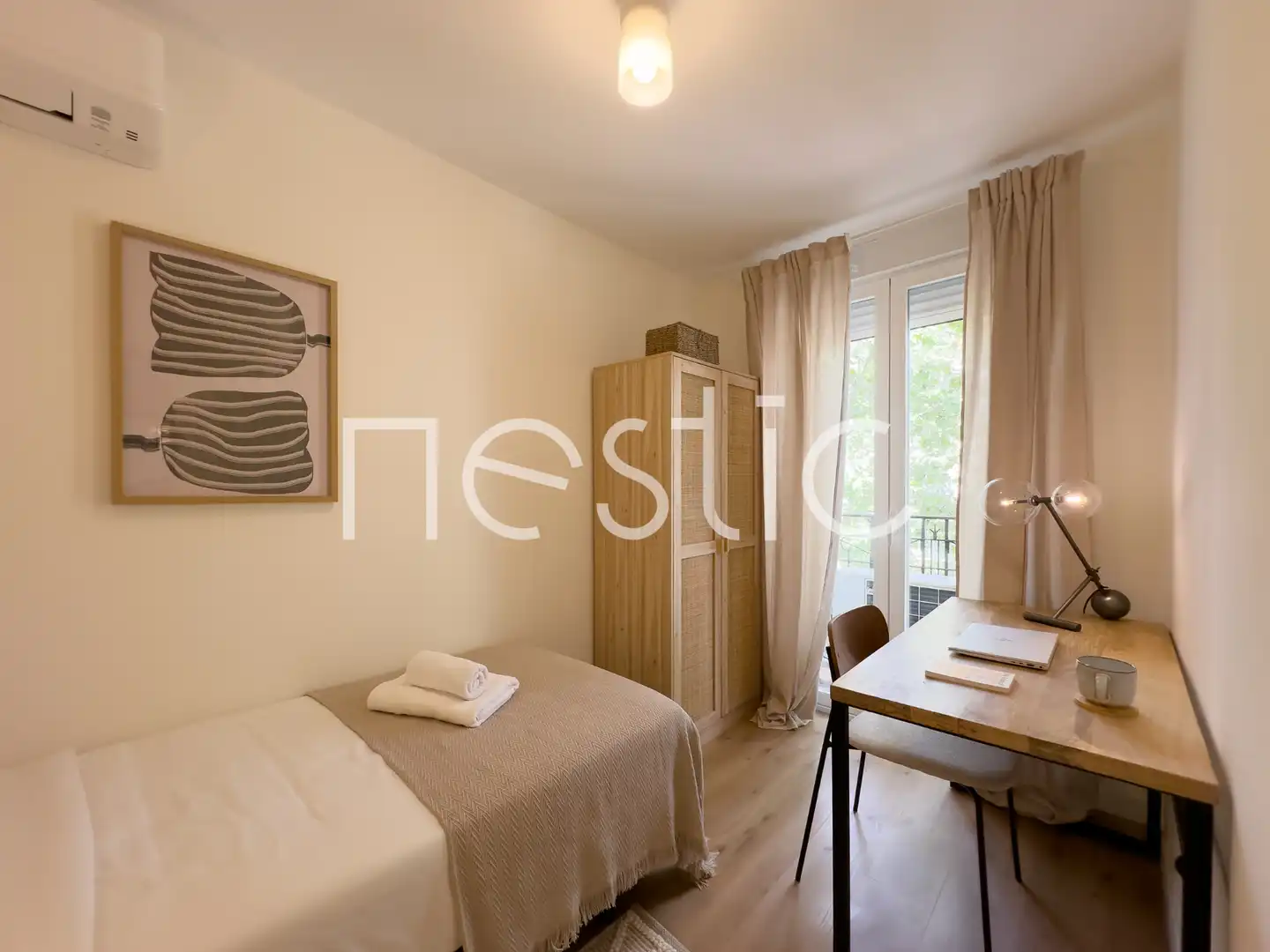 Dormitori de Apartament de lloguer en Madrid amb Aire condicionat, Calefacció i Moblat