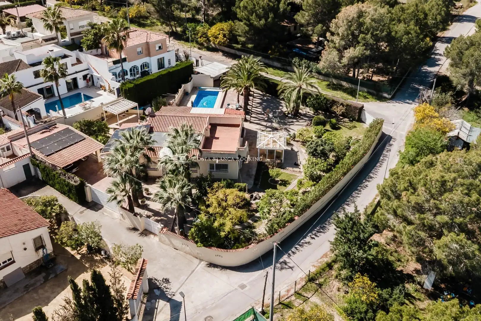 Vista exterior de Casa o xalet en venda en L'Alfàs del Pi amb Aire condicionat, Calefacció i Jardí privat