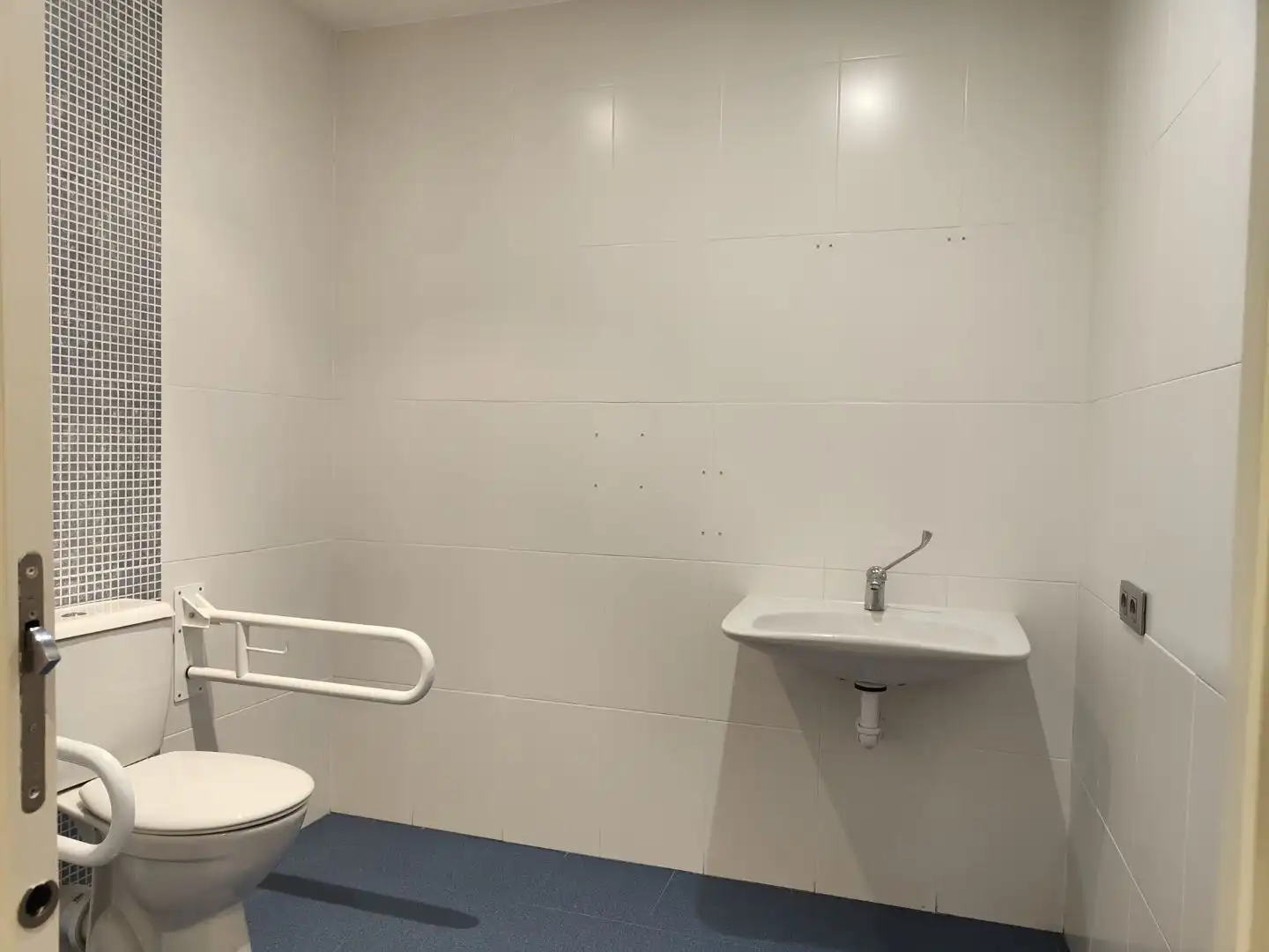 Baño de Local de alquiler en Albacete con Aire acondicionado, Calefacción y Alarma