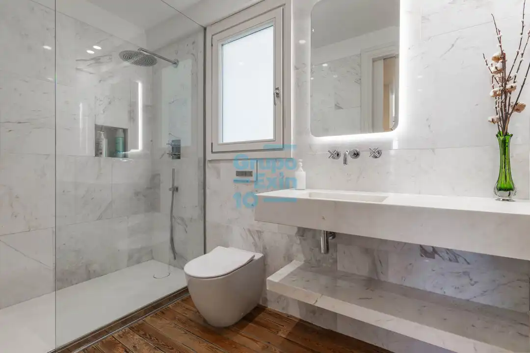 Baño de Piso en venta en Donostia - San Sebastián  con Aire acondicionado, Calefacción y Balcón