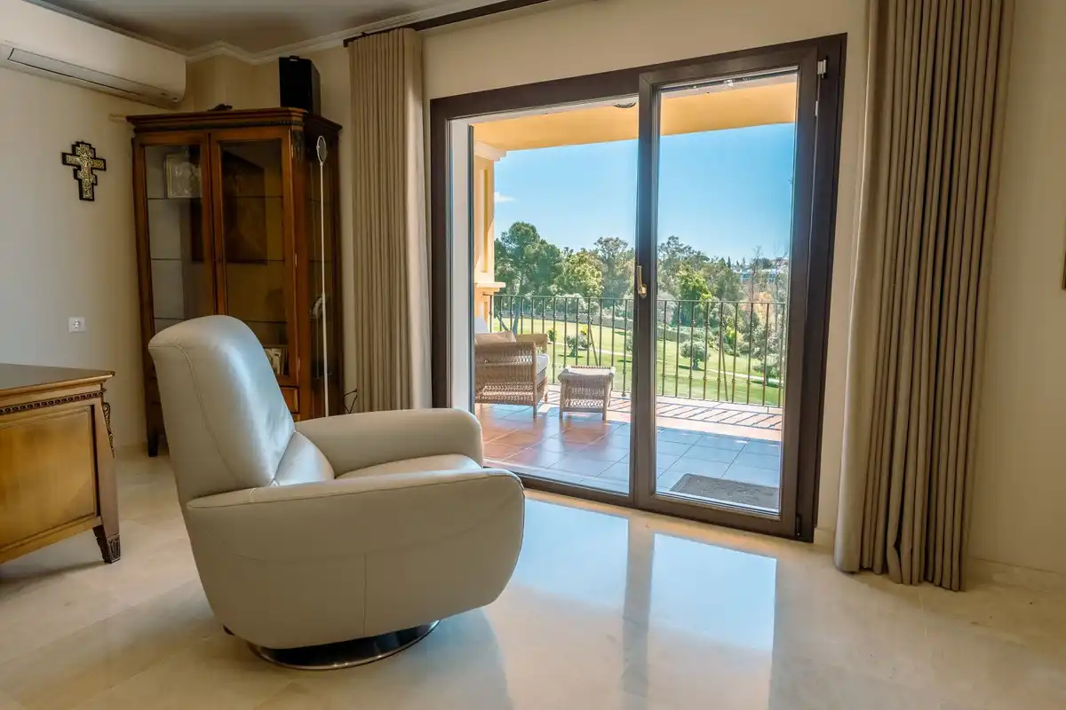 Sala d'estar de Casa o xalet en venda en Marbella amb Aire condicionat, Terrassa i Traster
