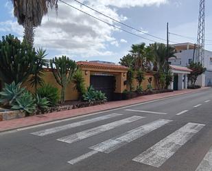 Vista exterior de Casa o xalet en venda en San Miguel de Abona amb Terrassa, Piscina i Balcó