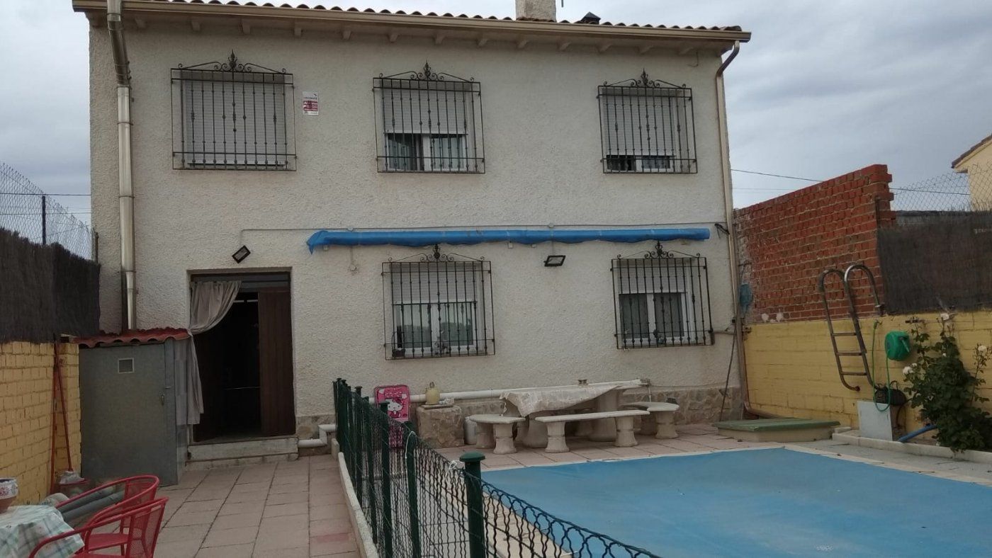 Vista exterior de Casa o xalet en venda en Chozas de Canales amb Calefacció, Jardí privat i Terrassa