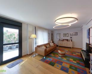 Sala d'estar de Àtic de lloguer en Bilbao  amb Terrassa