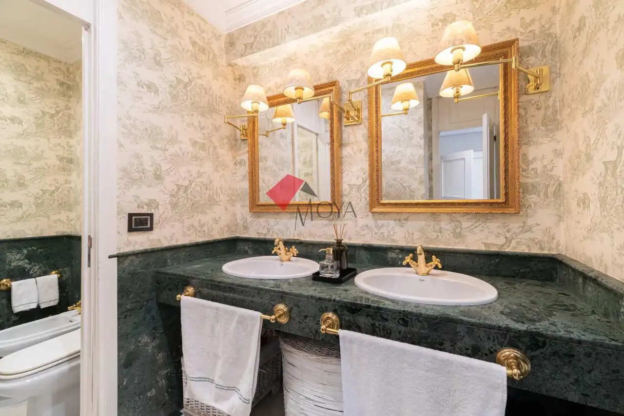 Badezimmer von Wohnung zum Verkauf in Vigo  mit Heizung, Parkett und Abstellraum