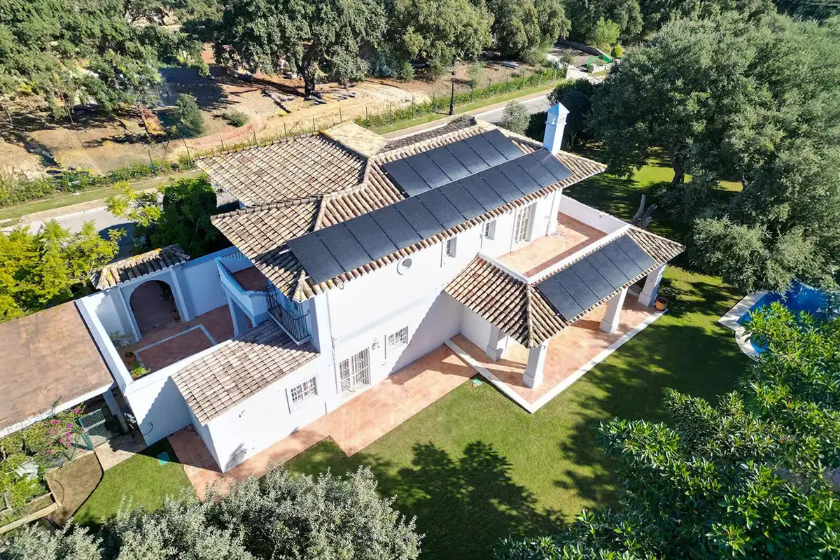 Vista exterior de Casa o xalet en venda en Sotogrande amb Aire condicionat, Jardí privat i Terrassa