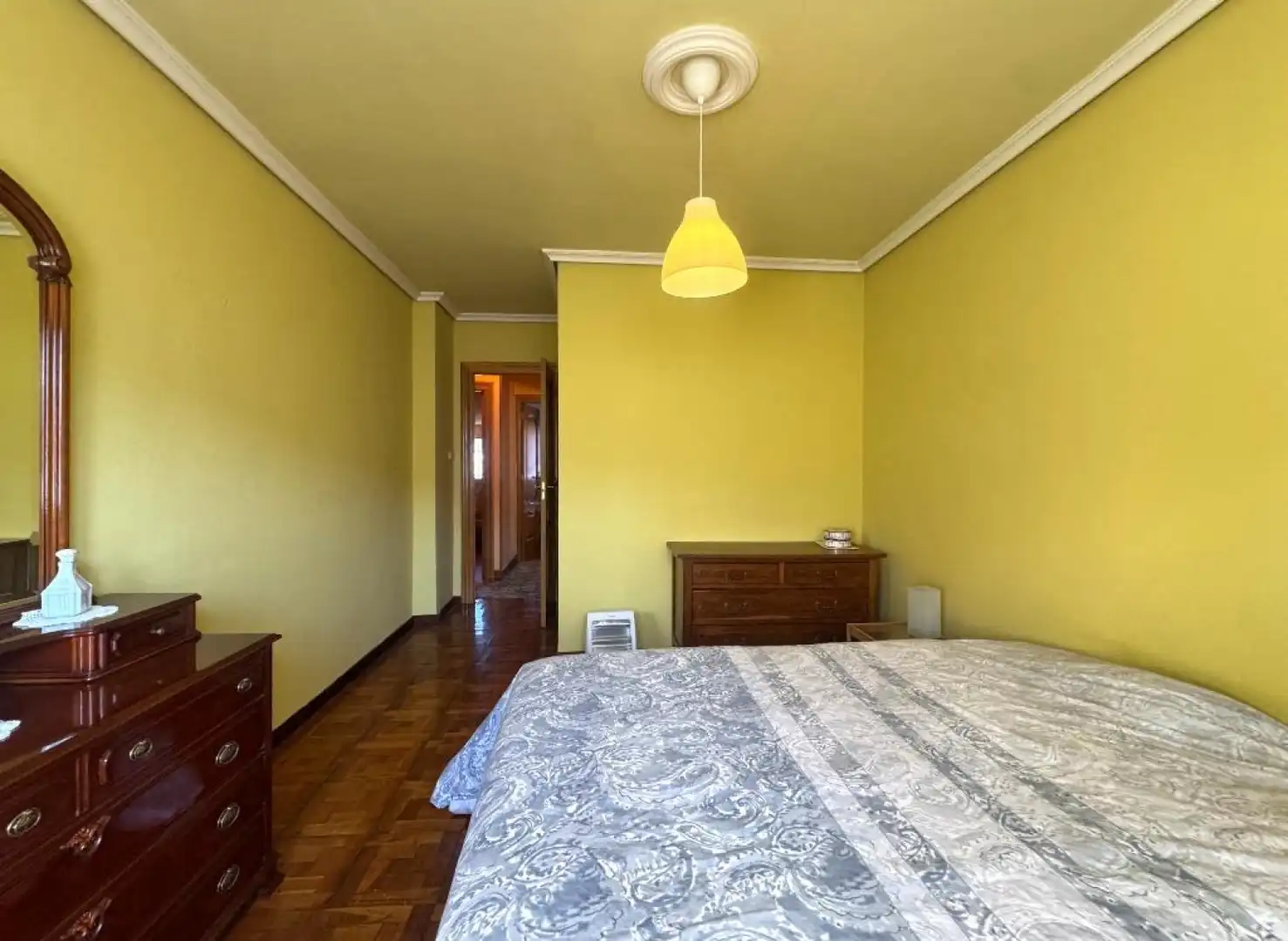 Dormitori de Pis en venda en Los Corrales de Buelna  amb Calefacció, Parquet i Terrassa