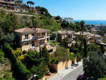 Villa mit Balkon zum Verkauf in Premià de Dalt