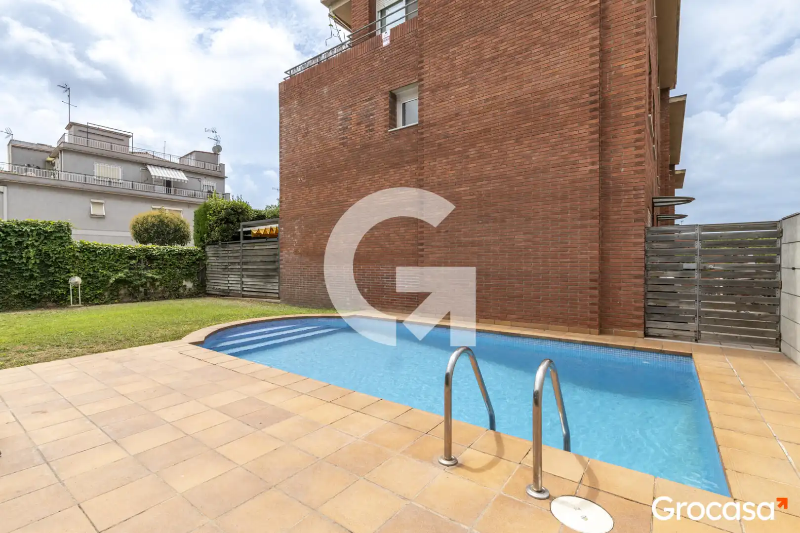 Piscina de Casa adosada en venta en Sant Joan Despí con Aire acondicionado, Calefacción y Terraza