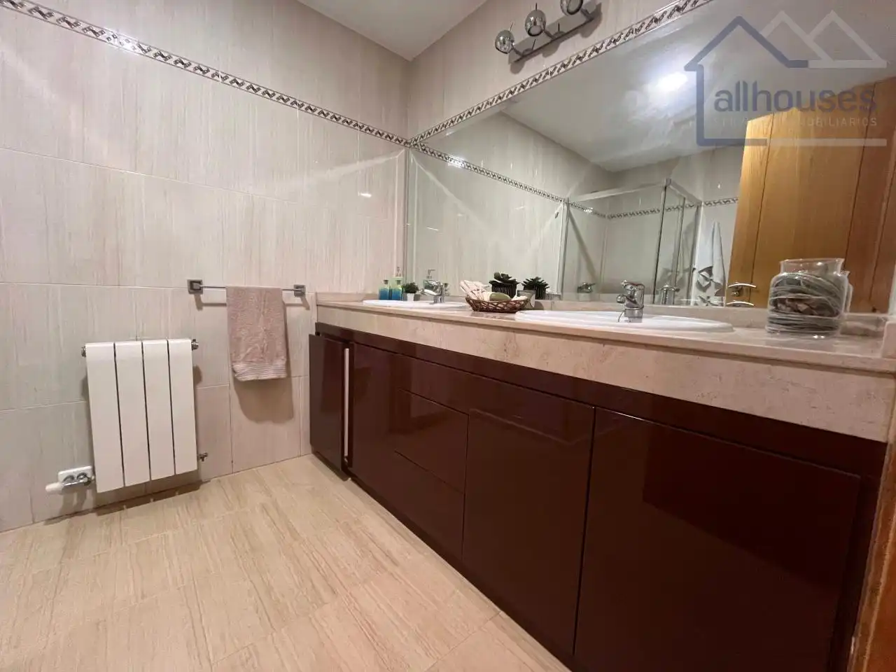 Baño de Apartamento en venta en Vigo  con Calefacción, Piscina y Amueblado