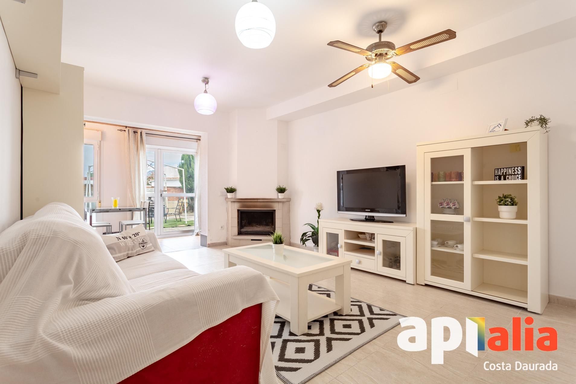 Sala d'estar de Casa adosada en venda en Mont-roig del Camp amb Jardí privat, Terrassa i Piscina comunitària