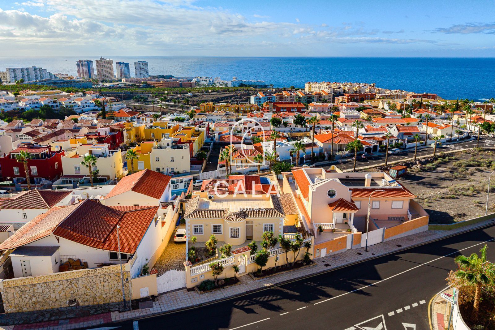 Vista exterior de Casa o xalet en venda en Adeje amb Terrassa, Traster i Piscina