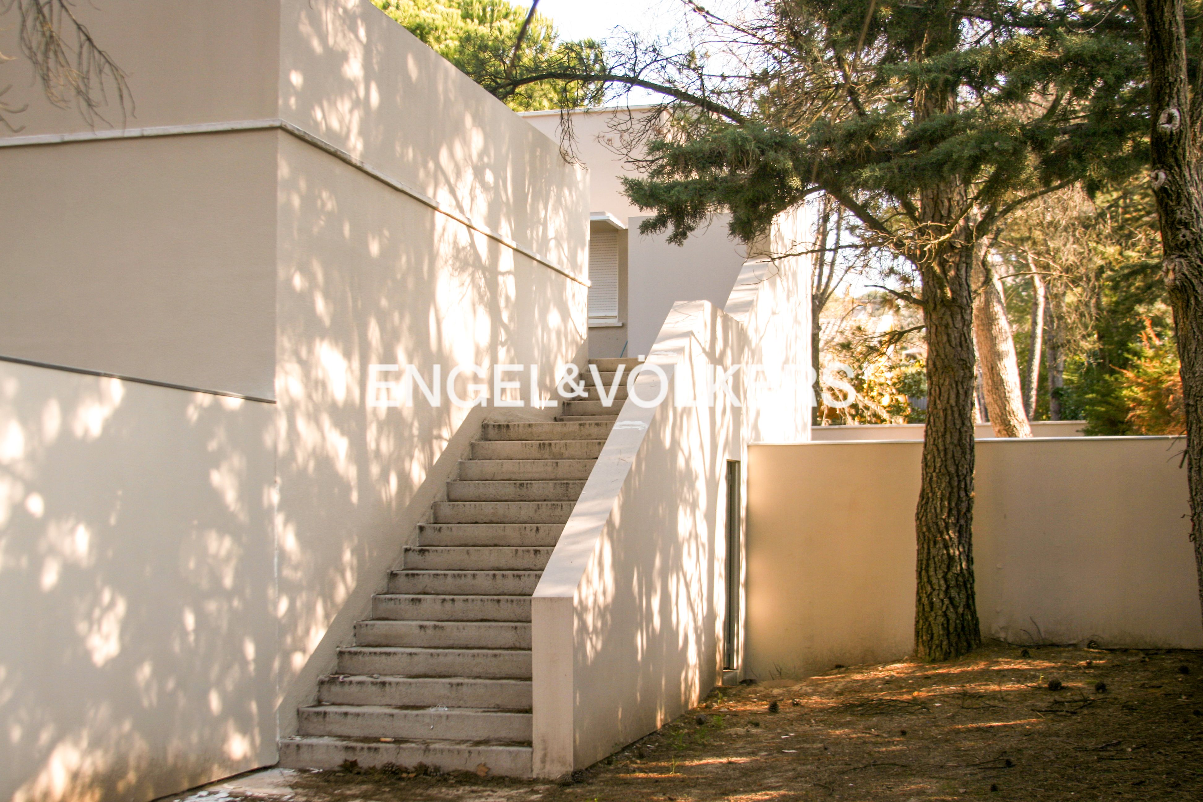 Vista exterior de Casa o xalet de lloguer en Las Rozas de Madrid amb Aire condicionat, Calefacció i Jardí privat