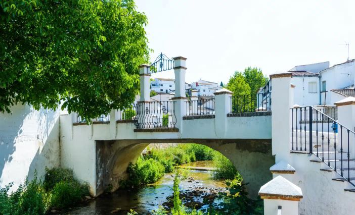 Vista exterior de Casa adosada en venda en Arriate amb Terrassa i Balcó